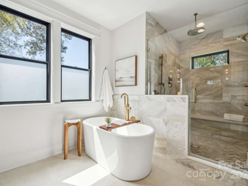 1218 Karendale Avenue, Charlotte, NC 28208.  MLS# CAR4239159, YatesRealty ID 8413. Primary en Suite