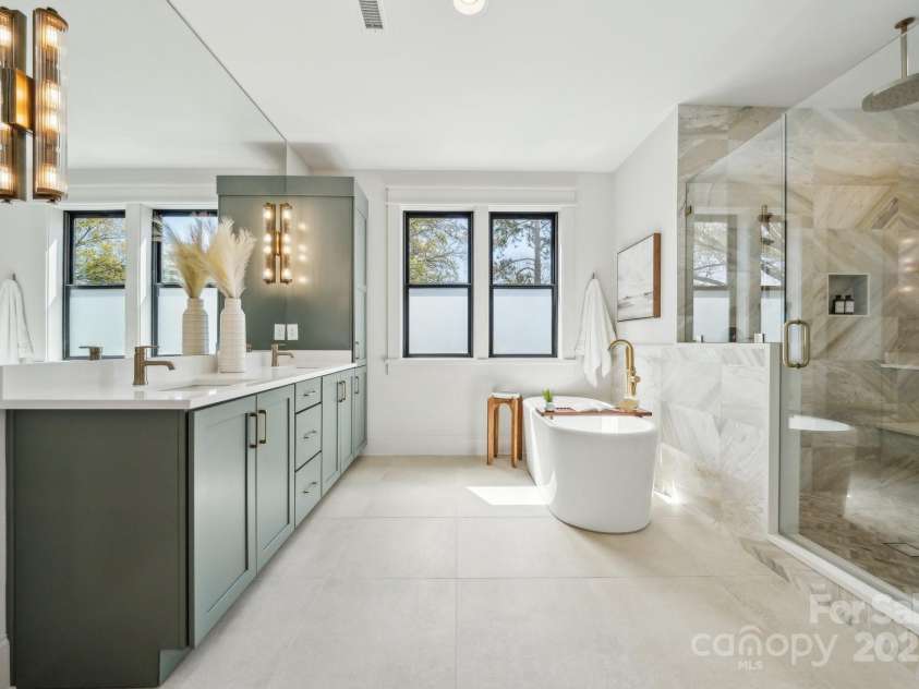 1218 Karendale Avenue, Charlotte, NC 28208.  MLS# CAR4239159, YatesRealty ID 8413. Primary en Suite