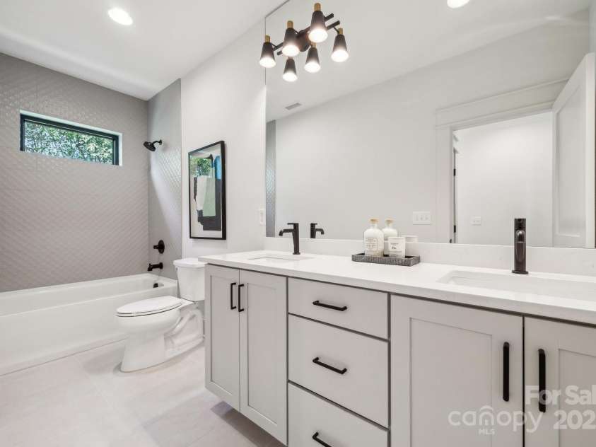 1218 Karendale Avenue, Charlotte, NC 28208.  MLS# CAR4239159, YatesRealty ID 8413. Upstairs Hall Bath