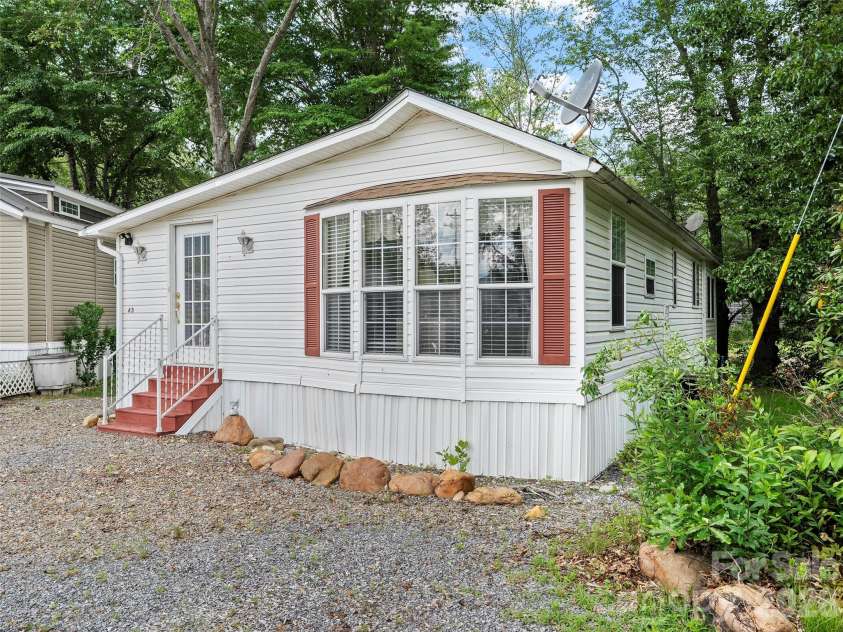 43 Pike Point, Waynesville, NC 28785.  MLS# CAR4399210, YatesRealty ID 8414. 