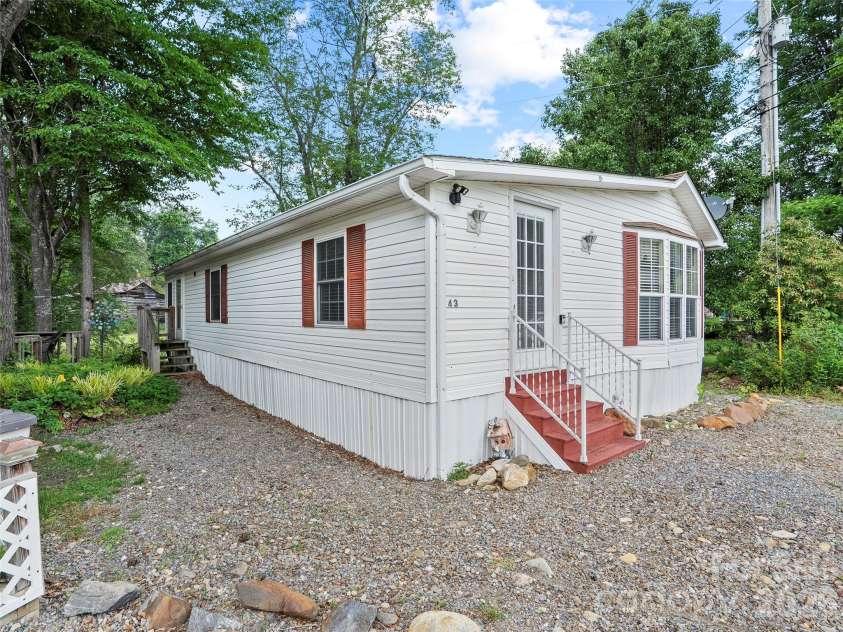 43 Pike Point, Waynesville, NC 28785.  MLS# CAR4399210, YatesRealty ID 8414. 