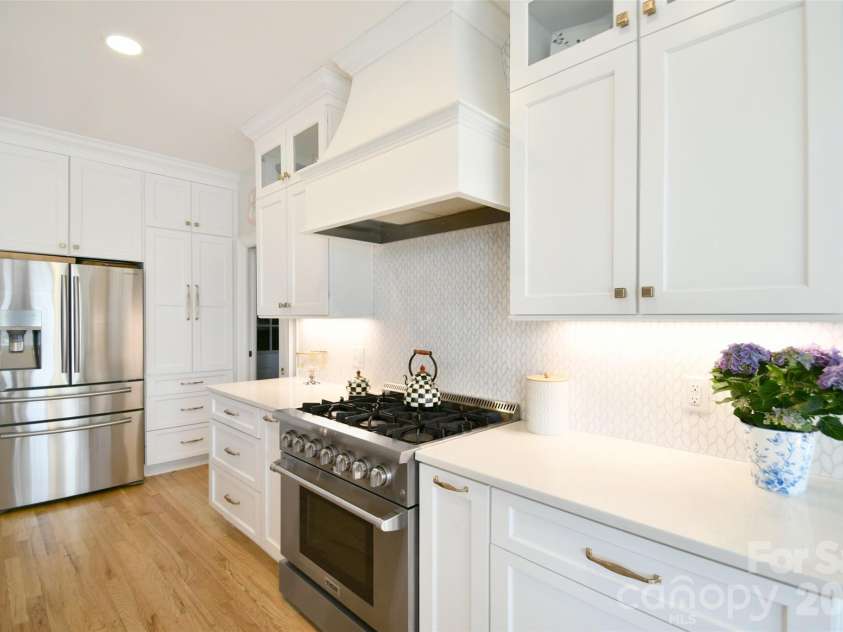 1320 Hudson Place, Davidson, NC 28036.  MLS# CAR4360257, YatesRealty ID 8419. Beautiful tile backsplash, custom vent hood and 6 burner gas range