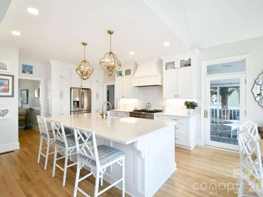 1320 Hudson Place, Davidson, NC 28036.  MLS# CAR4360257, YatesRealty ID 8419. Gorgeous, updated Kitchen with white cabinets to the ceiling and quartz island with beautiful pendant lights