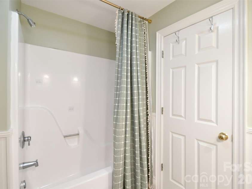 1320 Hudson Place, Davidson, NC 28036.  MLS# CAR4360257, YatesRealty ID 8419. Tub/shower combination in the basement bathroom