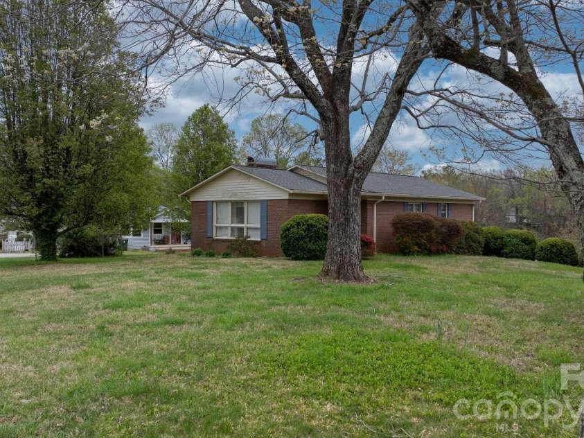 200 Hayes Avenue, Hudson, NC 28638.  MLS# CAR4364368, YatesRealty ID 8421. 