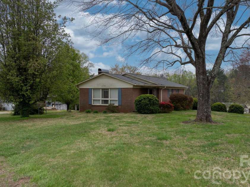 200 Hayes Avenue, Hudson, NC 28638.  MLS# CAR4364368, YatesRealty ID 8421. 