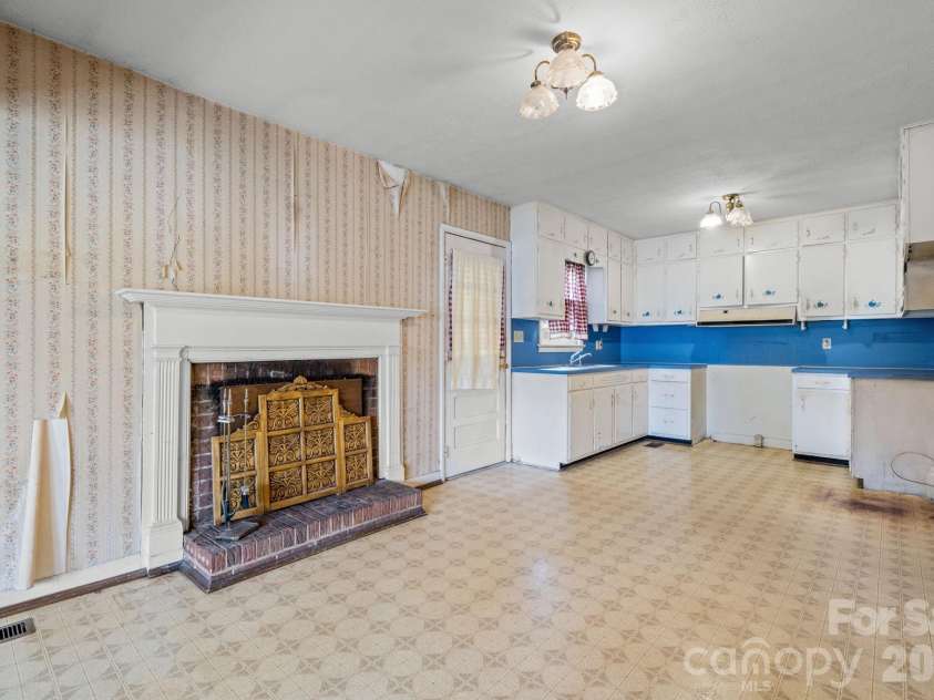 200 Hayes Avenue, Hudson, NC 28638.  MLS# CAR4364368, YatesRealty ID 8421. 