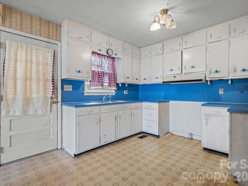200 Hayes Avenue, Hudson, NC 28638.  MLS# CAR4364368, YatesRealty ID 8421. 