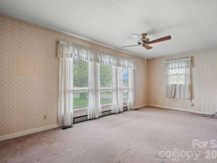 200 Hayes Avenue, Hudson, NC 28638.  MLS# CAR4364368, YatesRealty ID 8421. 