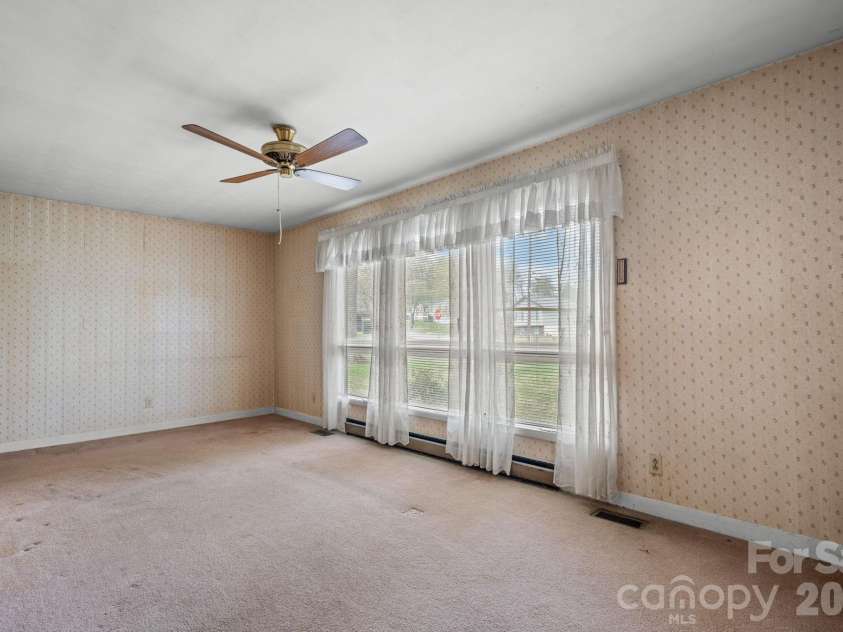 200 Hayes Avenue, Hudson, NC 28638.  MLS# CAR4364368, YatesRealty ID 8421. 