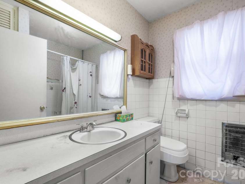 200 Hayes Avenue, Hudson, NC 28638.  MLS# CAR4364368, YatesRealty ID 8421. 