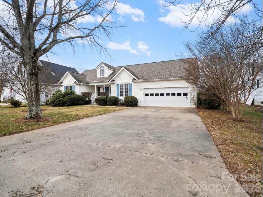 127 Kingfisher Lane, Mills River, NC 28759.  MLS# CAR4335349, YatesRealty ID 8425. 