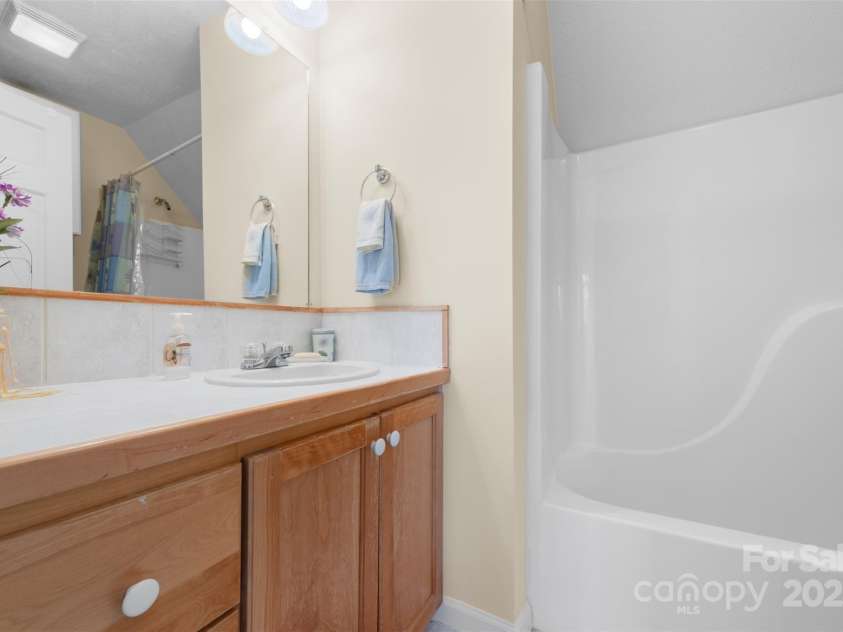 376 Deerfield Forest Parkway, Boone, NC 28607.  MLS# CAR4242808, YatesRealty ID 8425. Upper Level full bathroom