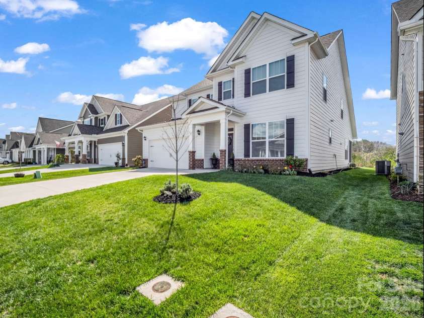 255 Fox Cove Road, Hendersonville, NC 28792.  MLS# CAR4364632, YatesRealty ID 8427. 