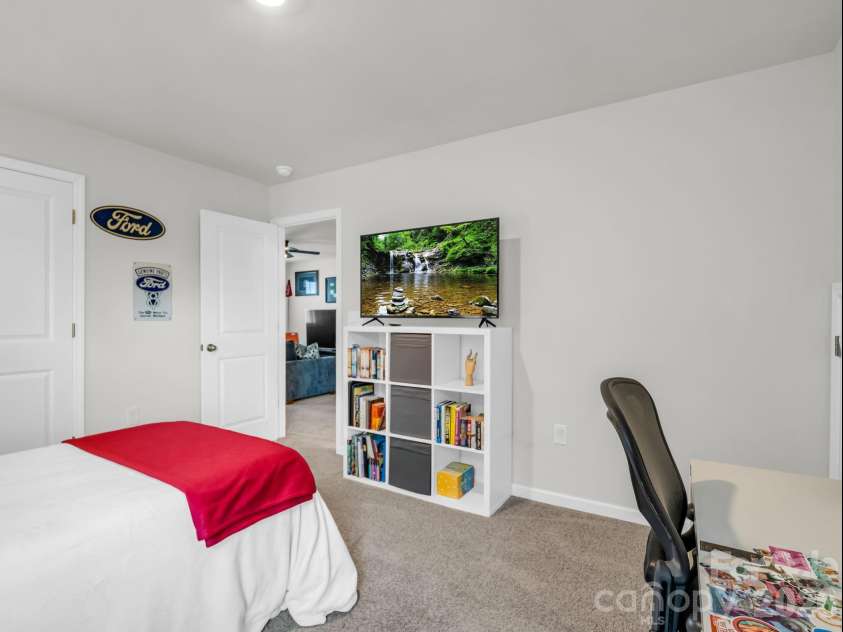 255 Fox Cove Road, Hendersonville, NC 28792.  MLS# CAR4364632, YatesRealty ID 8427. 