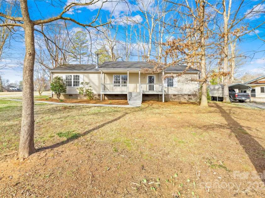 120 Roger Drive, Statesville, NC 28625.  MLS# CAR4227678, YatesRealty ID 8429. 