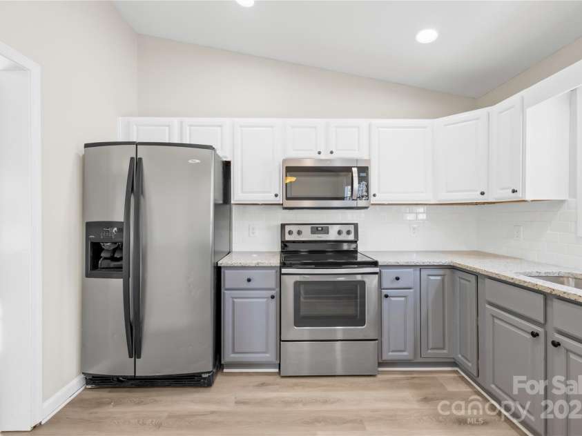 120 Roger Drive, Statesville, NC 28625.  MLS# CAR4227678, YatesRealty ID 8429. 