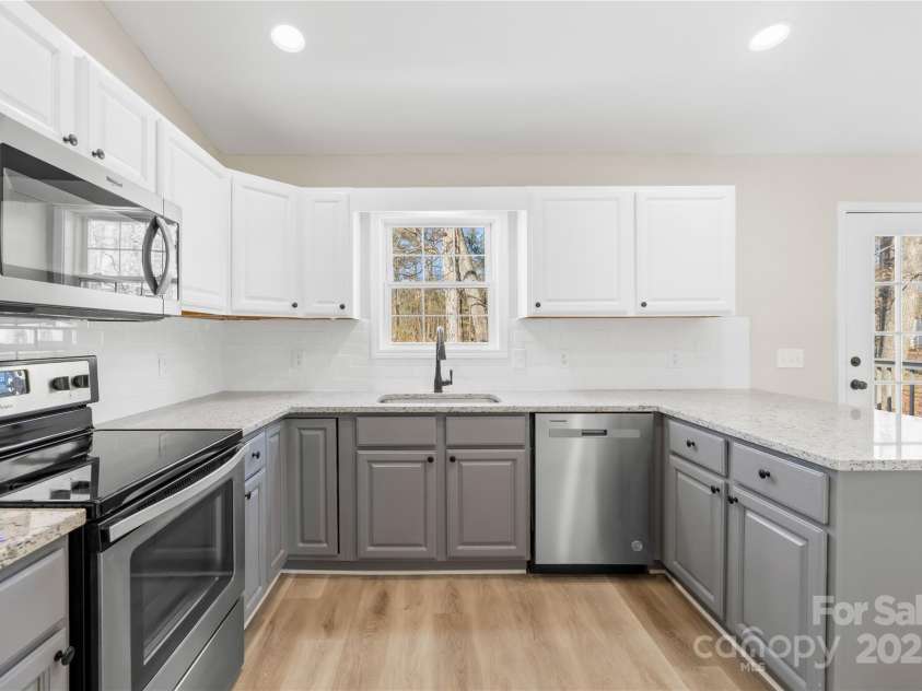 120 Roger Drive, Statesville, NC 28625.  MLS# CAR4227678, YatesRealty ID 8429. 