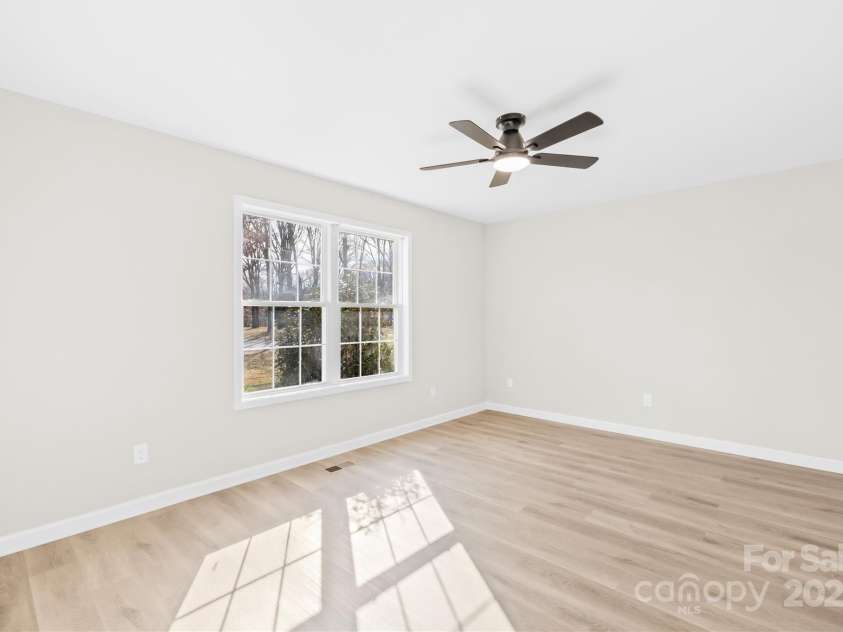 120 Roger Drive, Statesville, NC 28625.  MLS# CAR4227678, YatesRealty ID 8429. 