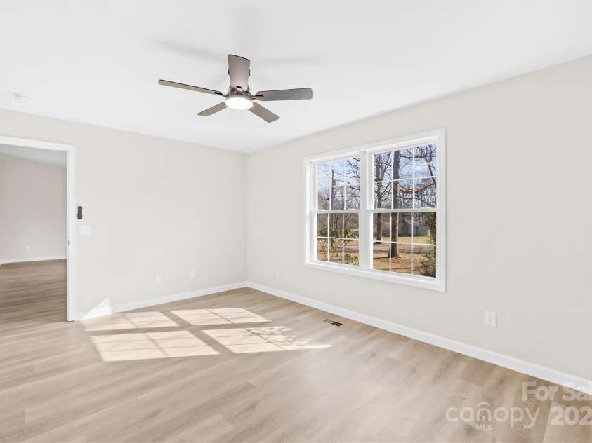 120 Roger Drive, Statesville, NC 28625.  MLS# CAR4227678, YatesRealty ID 8429. 