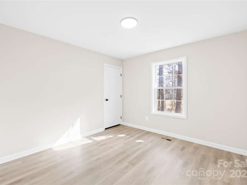 120 Roger Drive, Statesville, NC 28625.  MLS# CAR4227678, YatesRealty ID 8429. 