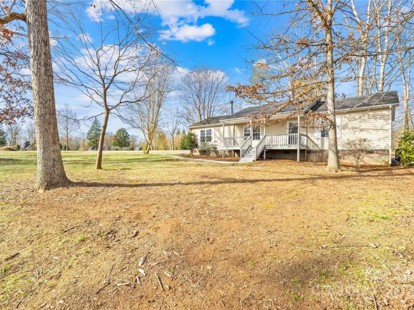 120 Roger Drive, Statesville, NC 28625.  MLS# CAR4227678, YatesRealty ID 8429. 