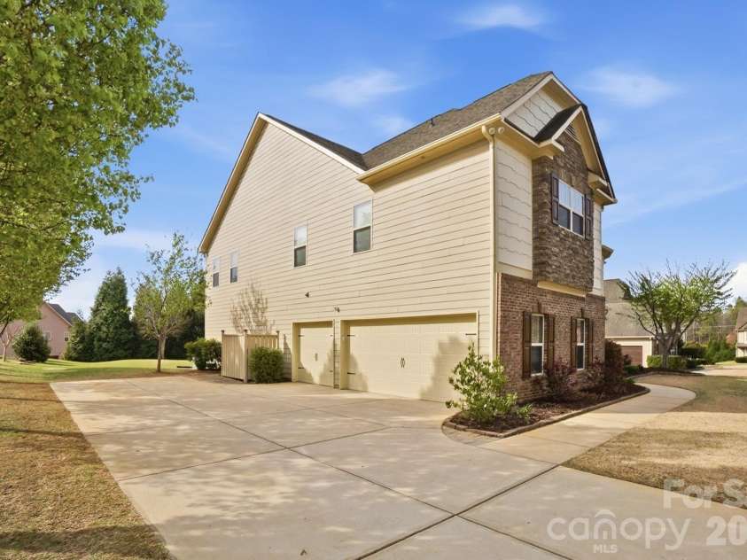 5509 Holly Hills Drive, Waxhaw, NC 28173.  MLS# CAR4360437, YatesRealty ID 8429. 