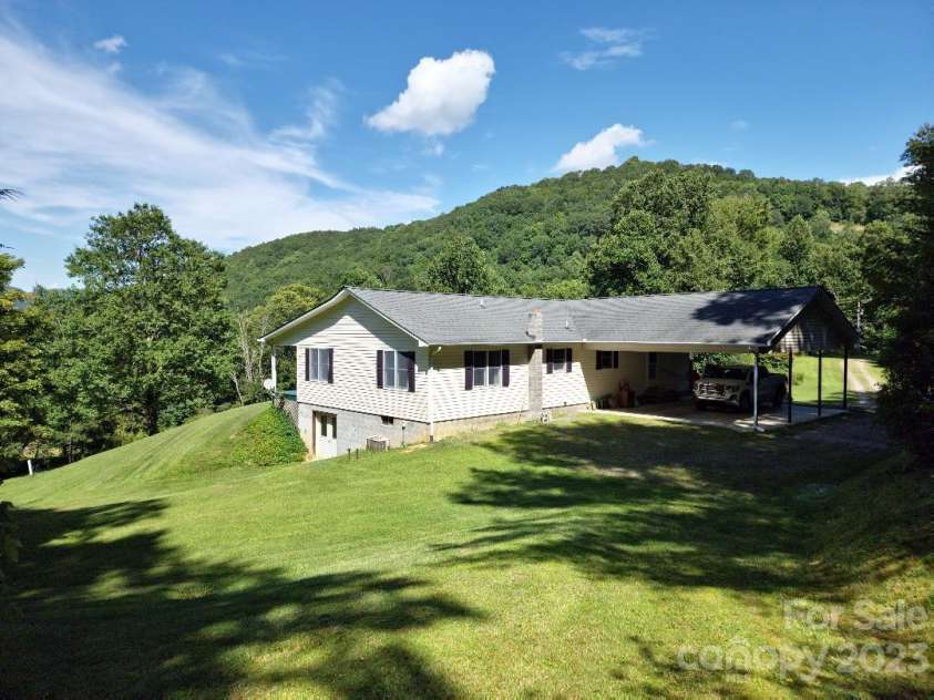 160 Snake Den Drive, Burnsville, NC 28714.  MLS# CAR4062924, YatesRealty ID 843. 