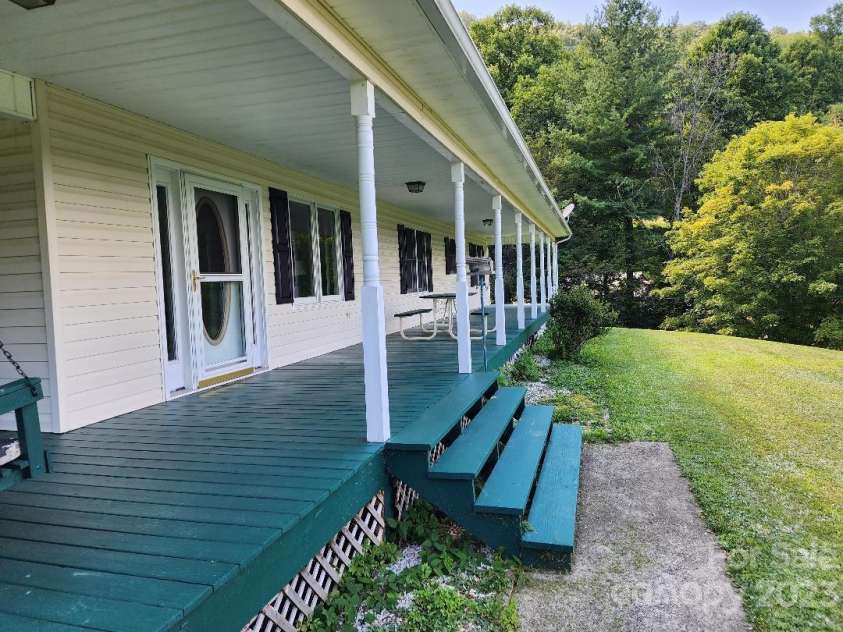 160 Snake Den Drive, Burnsville, NC 28714.  MLS# CAR4062924, YatesRealty ID 843. 