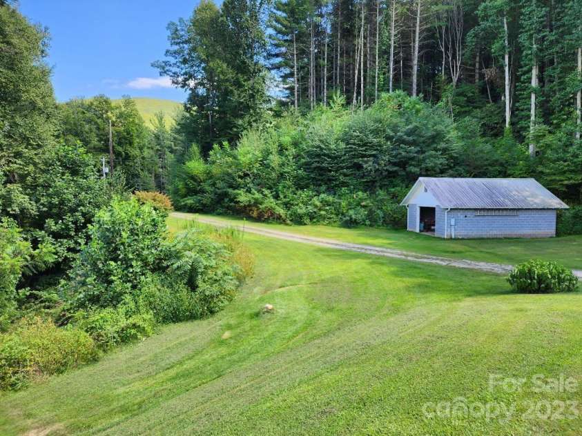 160 Snake Den Drive, Burnsville, NC 28714.  MLS# CAR4062924, YatesRealty ID 843. 