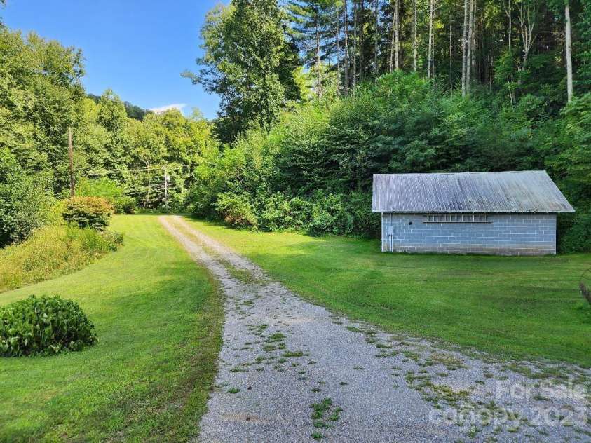 160 Snake Den Drive, Burnsville, NC 28714.  MLS# CAR4062924, YatesRealty ID 843. 