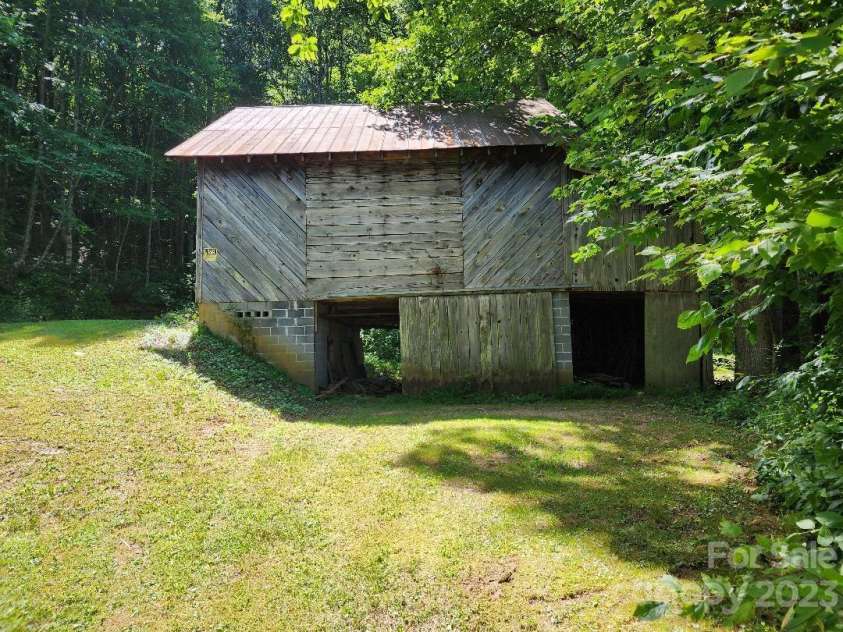 160 Snake Den Drive, Burnsville, NC 28714.  MLS# CAR4062924, YatesRealty ID 843. 