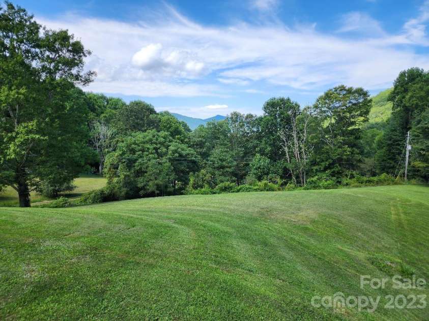 160 Snake Den Drive, Burnsville, NC 28714.  MLS# CAR4062924, YatesRealty ID 843. 