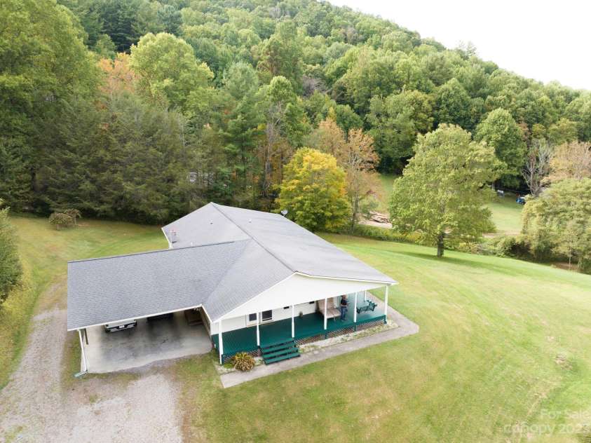 160 Snake Den Drive, Burnsville, NC 28714.  MLS# CAR4062924, YatesRealty ID 843. 