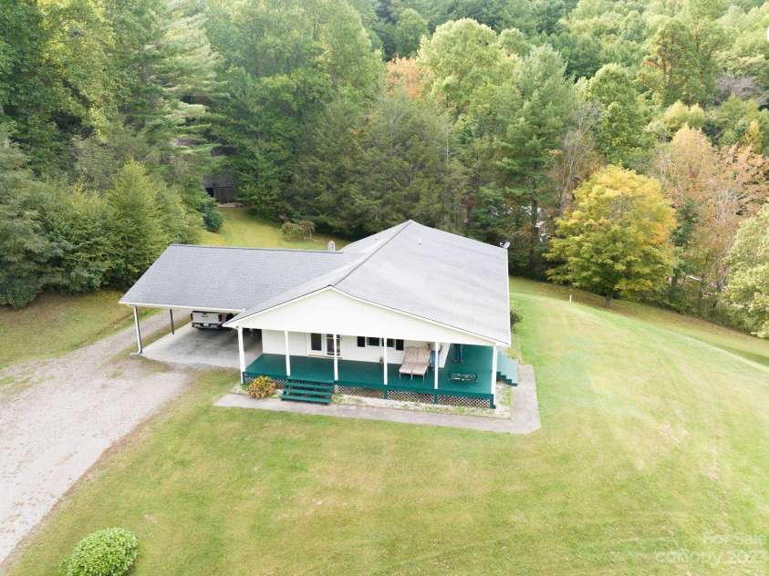 160 Snake Den Drive, Burnsville, NC 28714.  MLS# CAR4062924, YatesRealty ID 843. 
