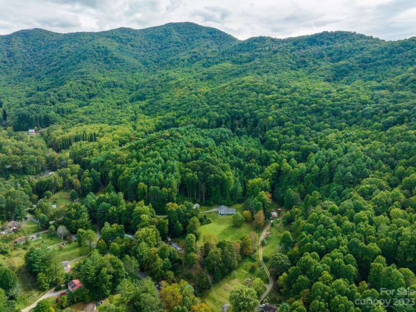 160 Snake Den Drive, Burnsville, NC 28714.  MLS# CAR4062924, YatesRealty ID 843. 