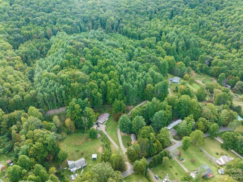 160 Snake Den Drive, Burnsville, NC 28714.  MLS# CAR4062924, YatesRealty ID 843. 