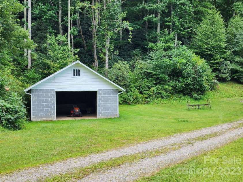 160 Snake Den Drive, Burnsville, NC 28714.  MLS# CAR4062924, YatesRealty ID 843. Garage