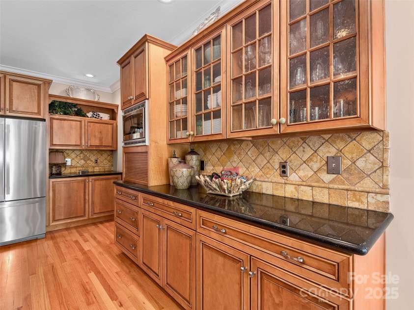 521 Pinchot Drive, Asheville, NC 28803.  MLS# CAR4249419, YatesRealty ID 8430. 