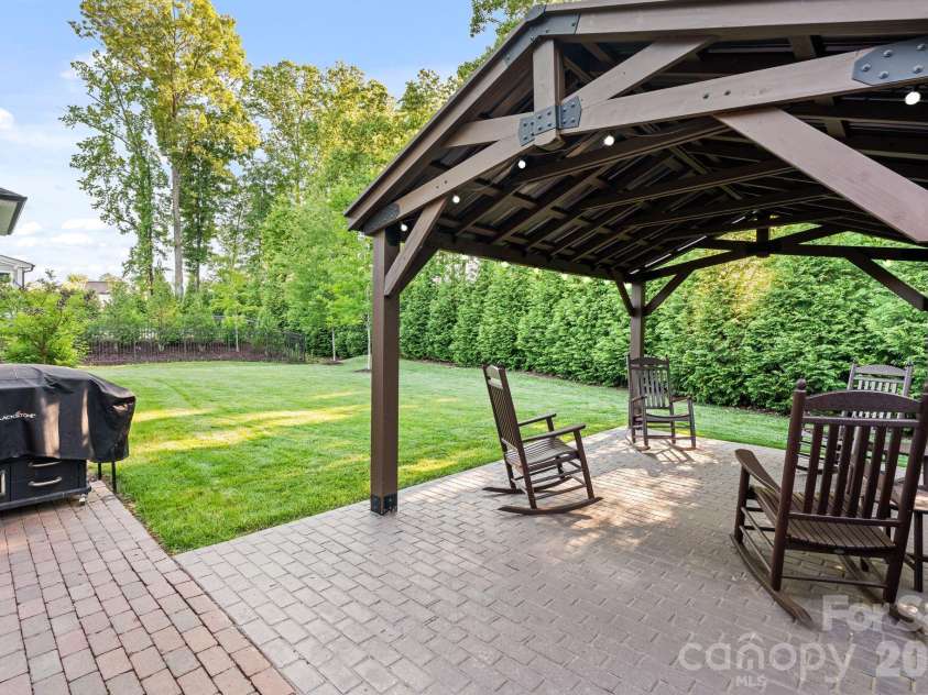 13212 Oak Farm Lane, Huntersville, NC 28078.  MLS# CAR4392191, YatesRealty ID 8431. The expansive backyard offers ample room for a future pool while maintaining generous green space for recreation and entertaining.