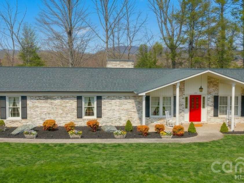 1015 Woodbine Place, Lenoir, NC 28645.  MLS# CAR4355055, YatesRealty ID 8432. 