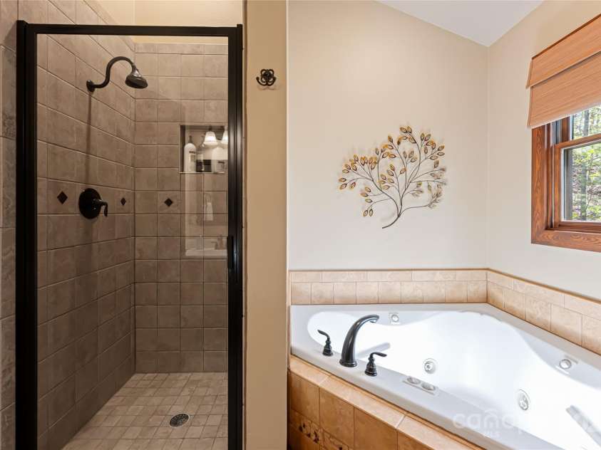 837 Peregrine Drive, Hendersonville, NC 28739.  MLS# CAR4250504, YatesRealty ID 8432. Primary ensuite