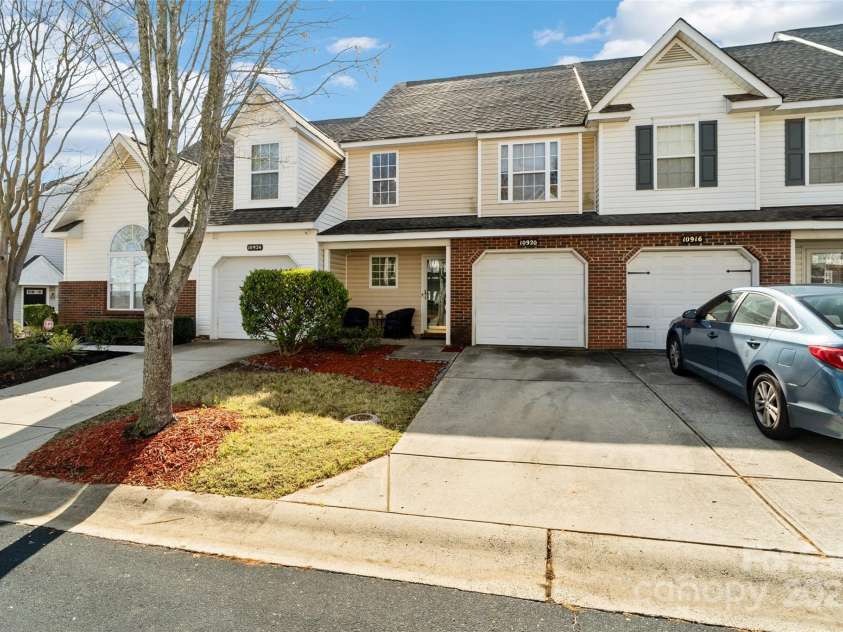 10920 Walking Path Lane, Charlotte, NC 28213.  MLS# CAR4242017, YatesRealty ID 8435. 