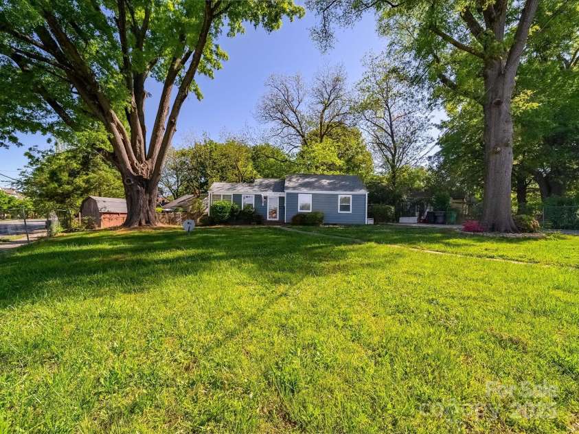 1142 Mona Drive, Charlotte, NC 28206.  MLS# CAR4247504, YatesRealty ID 8437. 1142 Mona Drive from corner