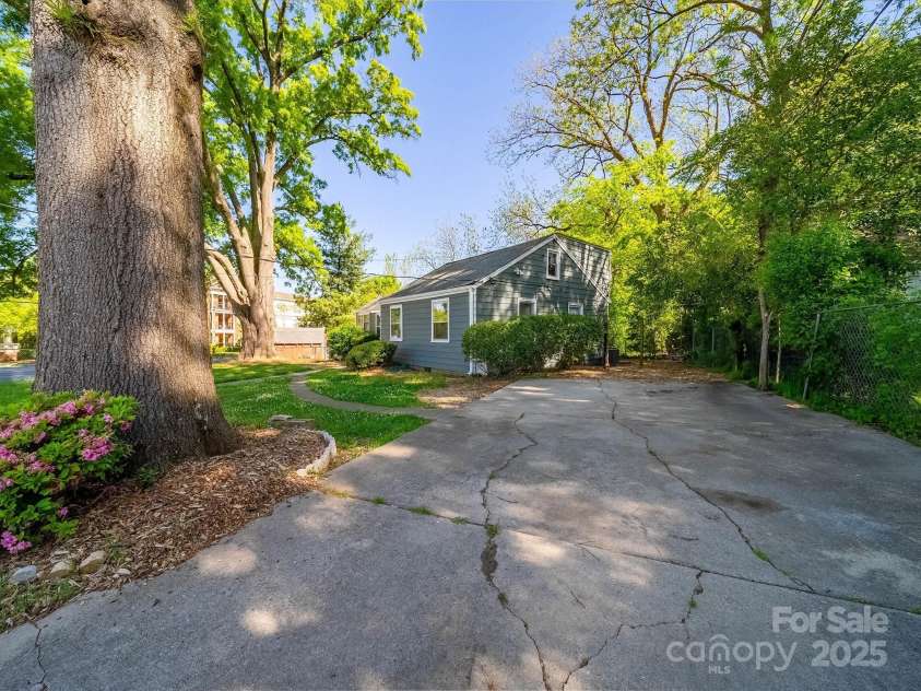 1142 Mona Drive, Charlotte, NC 28206.  MLS# CAR4247504, YatesRealty ID 8437. Driveway