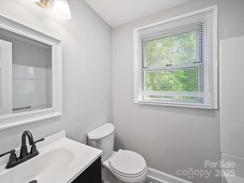 1142 Mona Drive, Charlotte, NC 28206.  MLS# CAR4247504, YatesRealty ID 8437. Full Bathroom