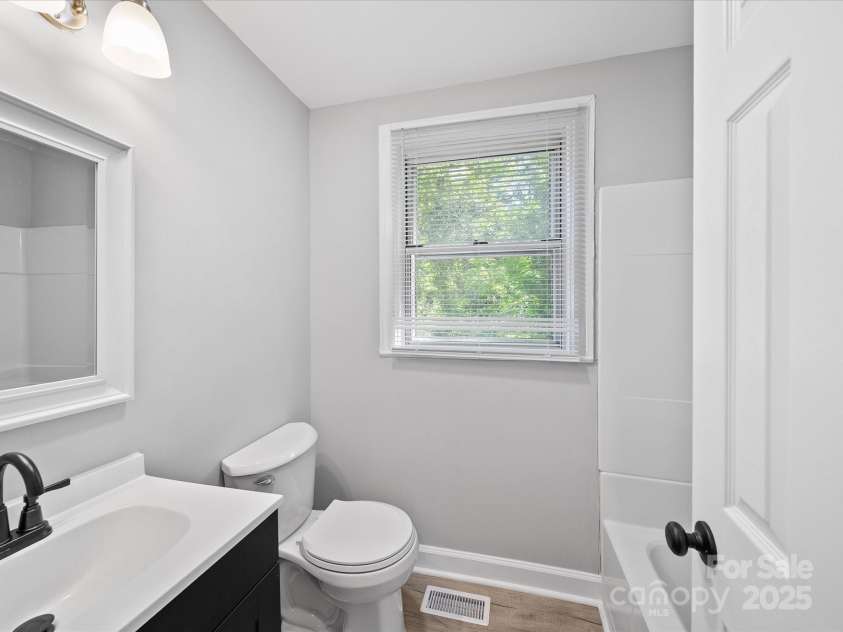 1142 Mona Drive, Charlotte, NC 28206.  MLS# CAR4247504, YatesRealty ID 8437. Full Bathroom
