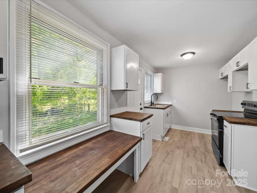 1142 Mona Drive, Charlotte, NC 28206.  MLS# CAR4247504, YatesRealty ID 8437. Kitchen