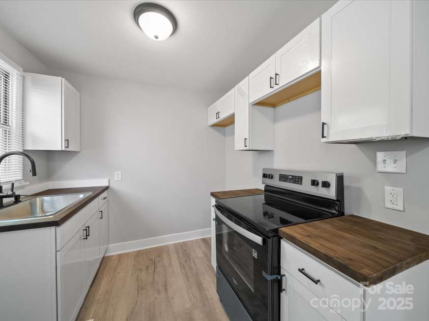 1142 Mona Drive, Charlotte, NC 28206.  MLS# CAR4247504, YatesRealty ID 8437. Kitchen