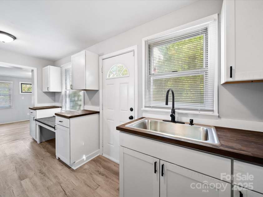 1142 Mona Drive, Charlotte, NC 28206.  MLS# CAR4247504, YatesRealty ID 8437. Kitchen